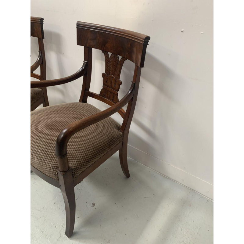 Paire de fauteuils à crosse en acajou, dossier incurvé à décor de palmettes, XIXe siècle