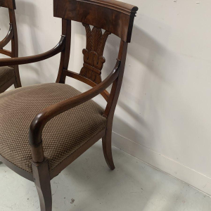 Een paar mahoniehouten fauteuils met gebogen rugleuningen, versierd met palmetten, 19e eeuw.