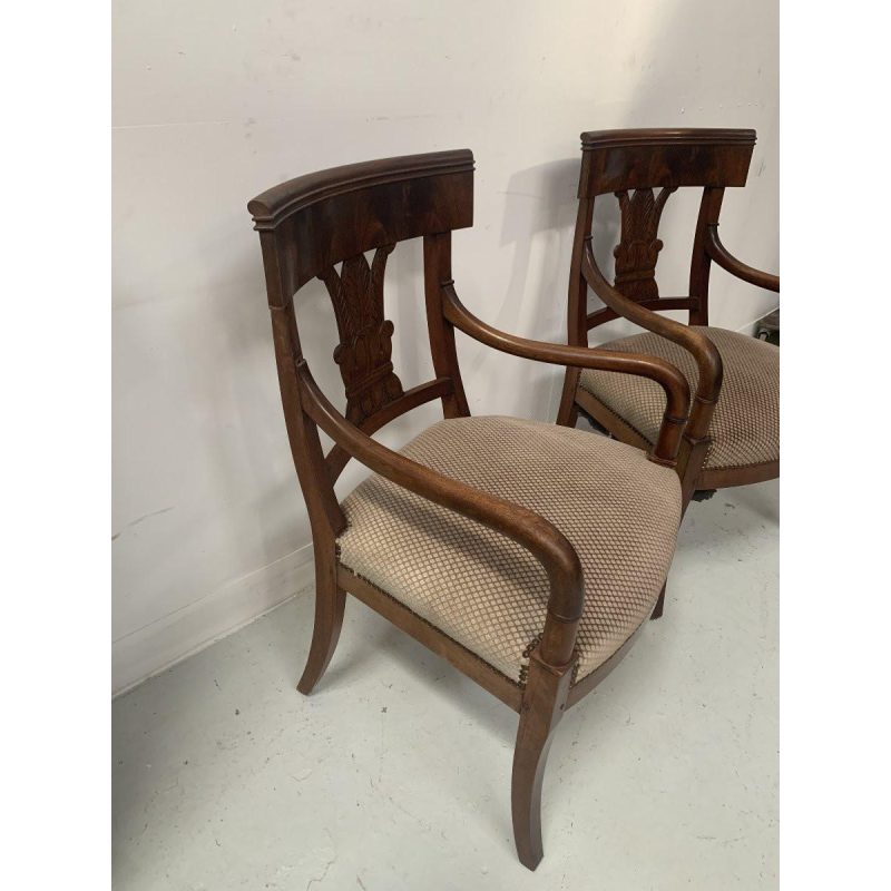 Paire de fauteuils à crosse en acajou, dossier incurvé à décor de palmettes, XIXe siècle