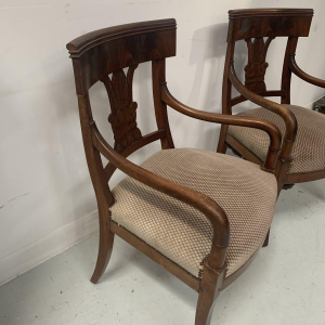 Paire de fauteuils à crosse en acajou, dossier incurvé à décor de palmettes, XIXe siècle