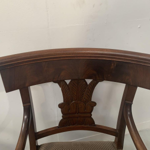 Paire de fauteuils à crosse en acajou, dossier incurvé à décor de palmettes, XIXe siècle