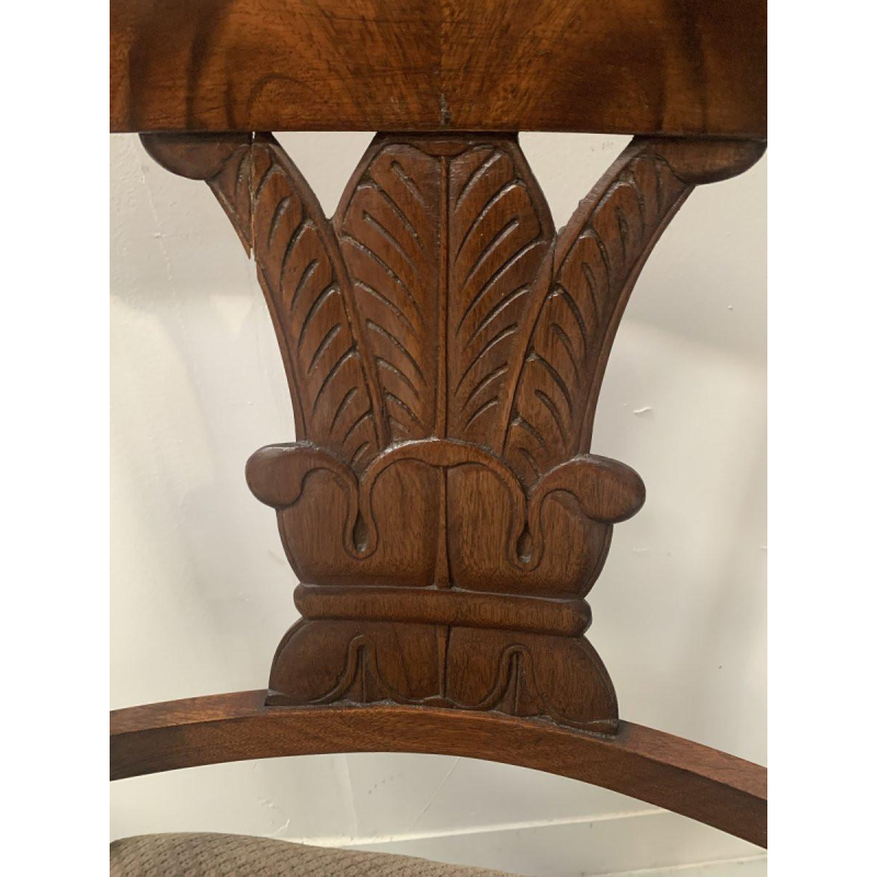 Een paar mahoniehouten fauteuils met gebogen rugleuningen, versierd met palmetten, 19e eeuw.