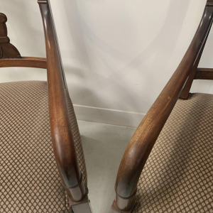 Paire de fauteuils à crosse en acajou, dossier incurvé à décor de palmettes, XIXe siècle