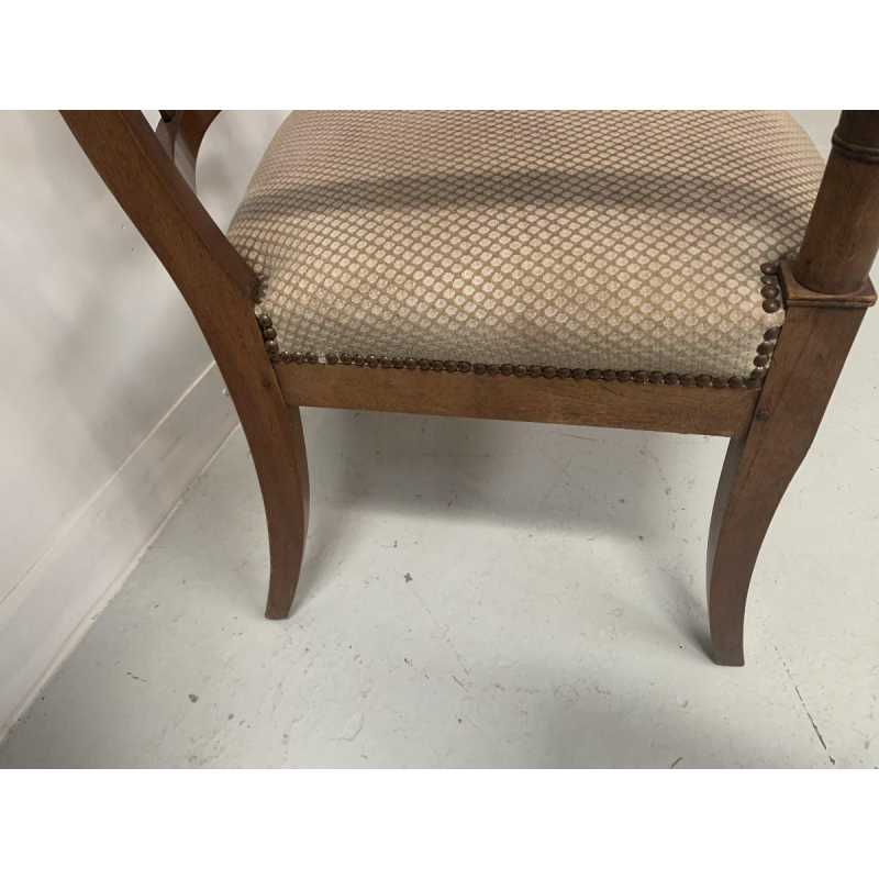 Een paar mahoniehouten fauteuils met gebogen rugleuningen, versierd met palmetten, 19e eeuw.