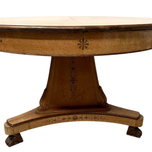 Table à manger de style Charles X en placage de bois d'érable XXe siècle