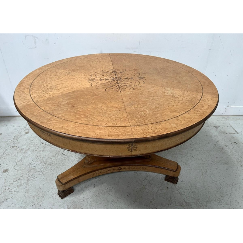 Table à manger de style Charles X en placage de bois d'érable XXe siècle