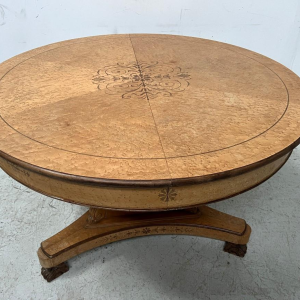 Eettafel in Charles X-stijl met esdoornfineer, 20e eeuw.