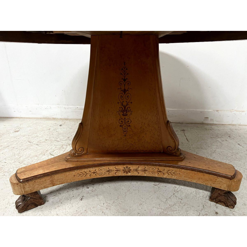 Eettafel in Charles X-stijl met esdoornfineer, 20e eeuw.