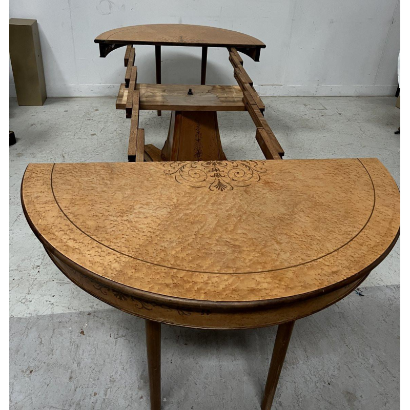 Table à manger de style Charles X en placage de bois d'érable XXe siècle