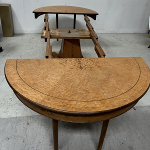 Table à manger de style Charles X en placage de bois d'érable XXe siècle