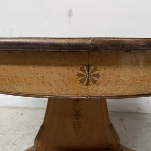 Eettafel in Charles X-stijl met esdoornfineer, 20e eeuw.