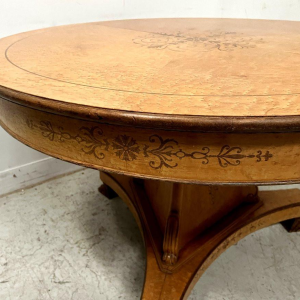 Table à manger de style Charles X en placage de bois d'érable XXe siècle