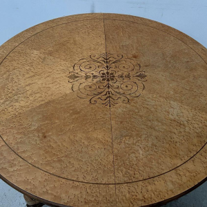 Eettafel in Charles X-stijl met esdoornfineer, 20e eeuw.