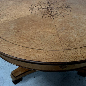 Eettafel in Charles X-stijl met esdoornfineer, 20e eeuw.