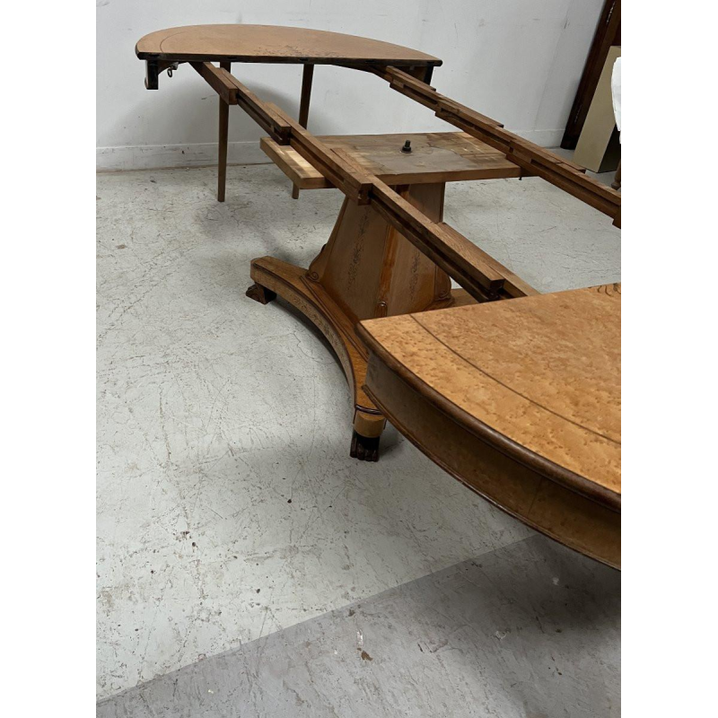 Eettafel in Charles X-stijl met esdoornfineer, 20e eeuw.