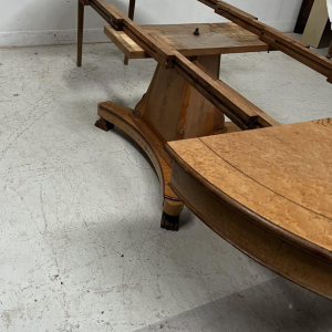 Eettafel in Charles X-stijl met esdoornfineer, 20e eeuw.