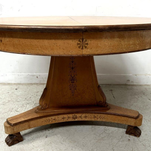 Eettafel in Charles X-stijl met esdoornfineer, 20e eeuw.