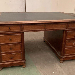 Bureau plat à double face et tirettes latérales en noyer – XXᵉ siècle