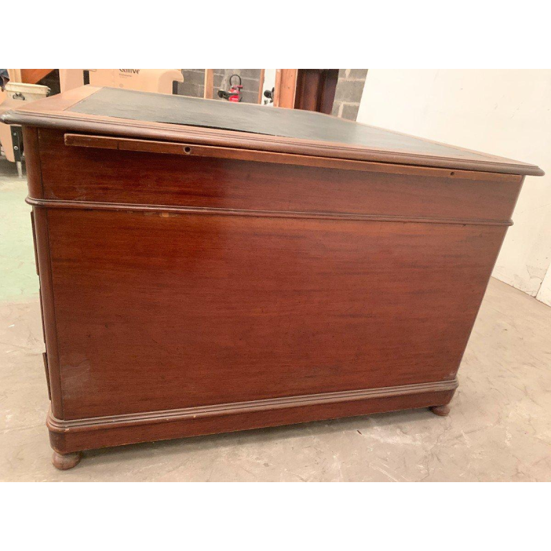 Bureau plat à double face et tirettes latérales en noyer – XXᵉ siècle