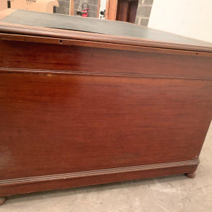 Bureau plat à double face et tirettes latérales en noyer – XXᵉ siècle