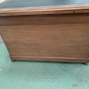 Bureau plat à double face et tirettes latérales en noyer – XXᵉ siècle