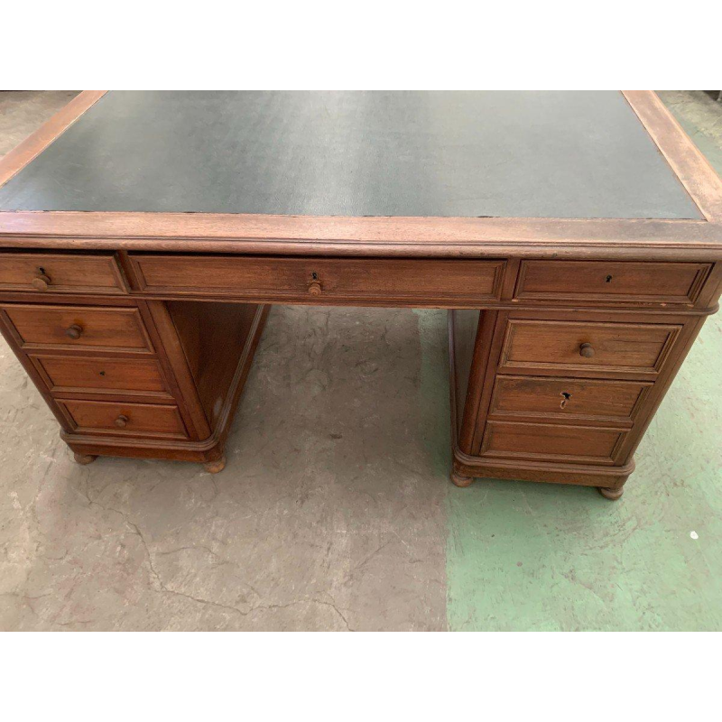 Bureau plat à double face et tirettes latérales en noyer – XXᵉ siècle