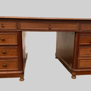 Bureau plat à double face et tirettes latérales en noyer – XXᵉ siècle