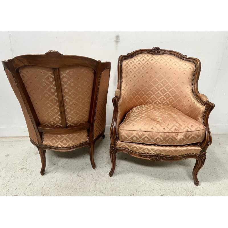 Paire de bergères de style Louis XV en bois naturel – XXᵉ siècle