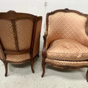 Paire de bergères de style Louis XV en bois naturel – XXᵉ siècle