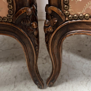 Paire de bergères de style Louis XV en bois naturel – XXᵉ siècle