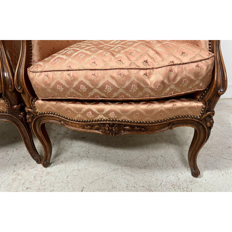 Een paar bergère fauteuils in Louis XV-stijl, vervaardigd uit natuurlijk hout – 20e eeuw