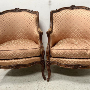 Paire de bergères de style Louis XV en bois naturel – XXᵉ siècle