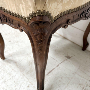 Tabouret de style Louis XV en noyer massif XX siècle