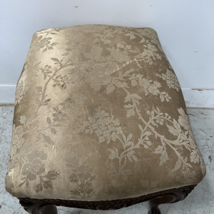 Tabouret de style Louis XV en noyer massif XX siècle