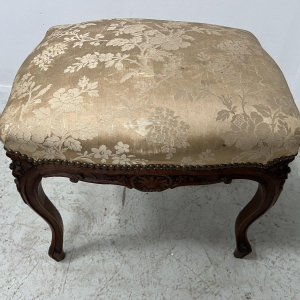 Tabouret de style Louis XV en noyer massif XX siècle