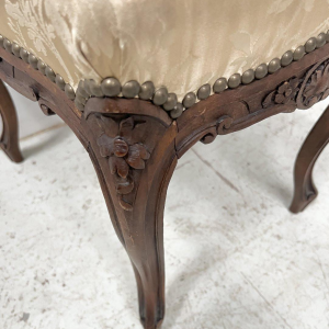 Tabouret de style Louis XV en noyer massif XX siècle
