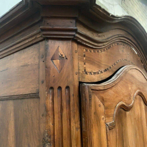 Bonnetière à chapeau de gendarme de style Louis XV en merisier – XIXᵉ siècle