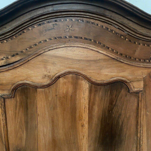 Bonnetière à chapeau de gendarme de style Louis XV en merisier – XIXᵉ siècle