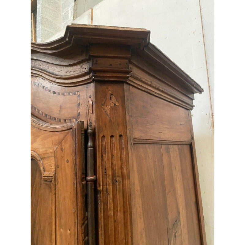 Bonnetière à chapeau de gendarme de style Louis XV en merisier – XIXᵉ siècle