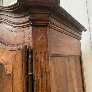 Bonnetière à chapeau de gendarme de style Louis XV en merisier – XIXᵉ siècle