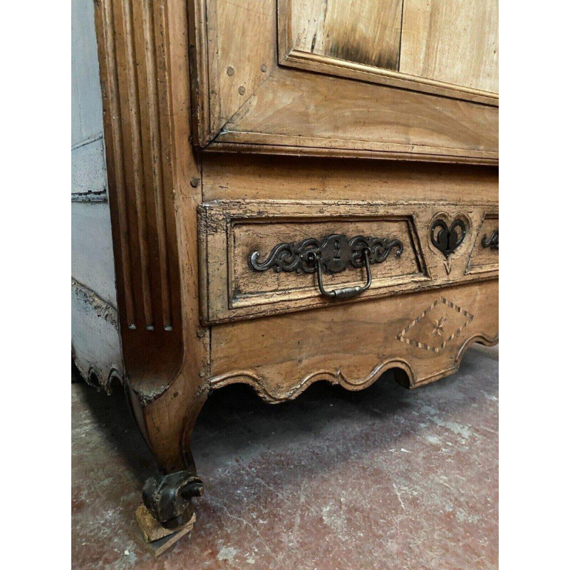 Bonnetière à chapeau de gendarme de style Louis XV en merisier – XIXᵉ siècle