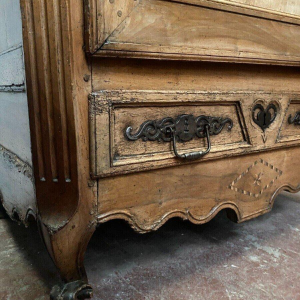 Louis XV style cherrywood bonnetière with a gendarme's hat – 19th century