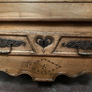 Bonnetière à chapeau de gendarme de style Louis XV en merisier – XIXᵉ siècle