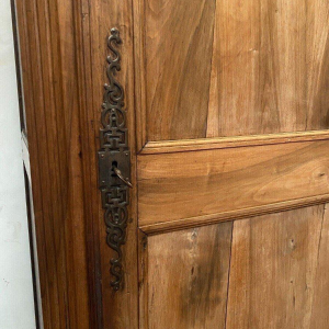 Bonnetière van kersenhout in Lodewijk XV-stijl met een gendarmehoed – 19e eeuw