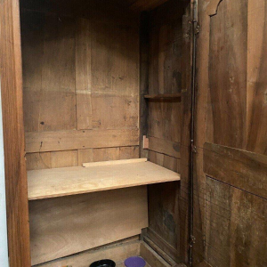 Bonnetière van kersenhout in Lodewijk XV-stijl met een gendarmehoed – 19e eeuw