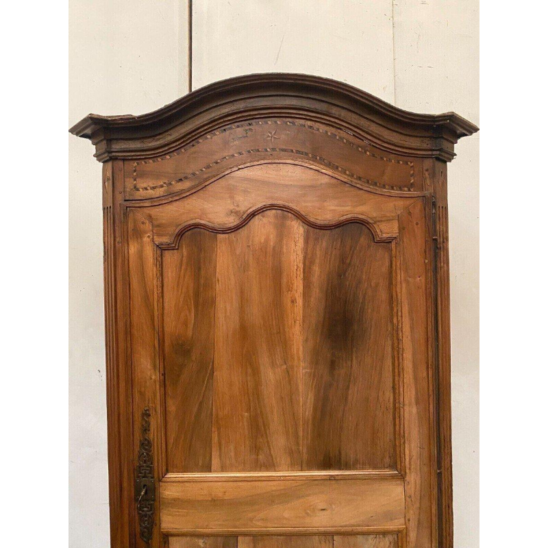 Bonnetière à chapeau de gendarme de style Louis XV en merisier – XIXᵉ siècle