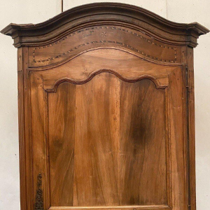 Bonnetière à chapeau de gendarme de style Louis XV en merisier – XIXᵉ siècle