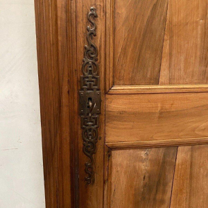 Bonnetière à chapeau de gendarme de style Louis XV en merisier – XIXᵉ siècle