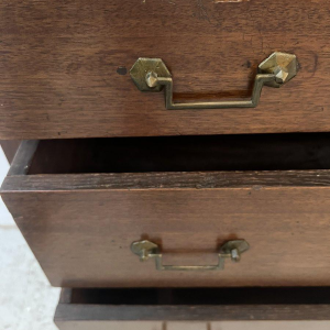 Commode de style Louis XVI en chene massif XIX siècle