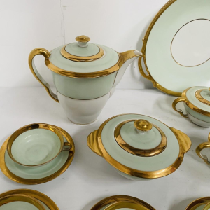 Service à café et thé en porcelaine polychrome – 25 pièces, XXᵉ siècle